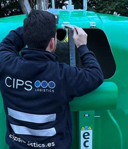 Operario de CIPS realizando montaje de mobiliario urbano